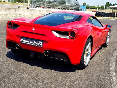 SMARTBOX - Ferrari F488 su pista: 6 giri sul Circuito di Castelletto e video incluso - Cofanetto regalo - 5