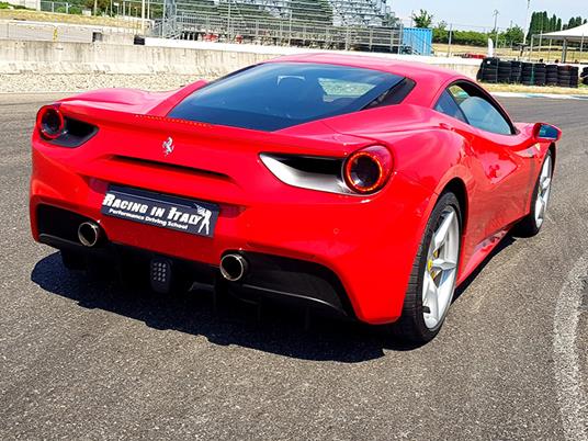 SMARTBOX - Ferrari F488 su pista: 6 giri sul Circuito di Castelletto e video incluso - Cofanetto regalo - 5