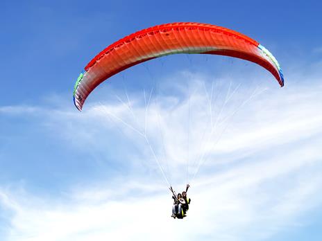 SMARTBOX - Natale ad alta quota: 1 emozionante volo in parapendio - Cofanetto regalo - 10