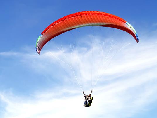 SMARTBOX - Natale ad alta quota: 1 emozionante volo in parapendio - Cofanetto regalo - 10