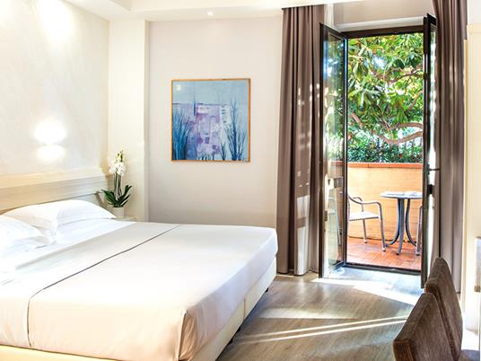 SMARTBOX - Romantico relax a Natale: 2 notti in hotel 4* con cena e accesso Spa - Cofanetto regalo - 5