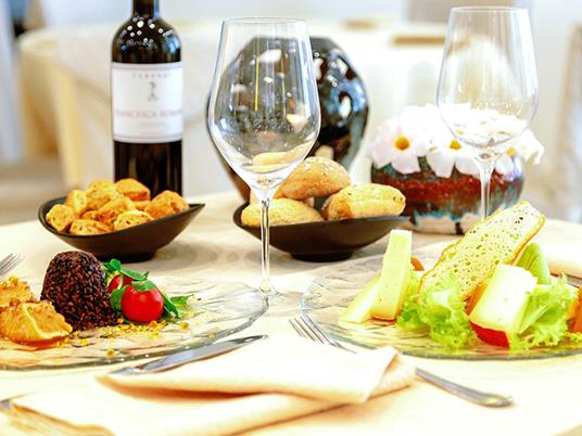 SMARTBOX - Romantico relax a Natale: 2 notti in hotel 4* con cena e accesso Spa - Cofanetto regalo - 8