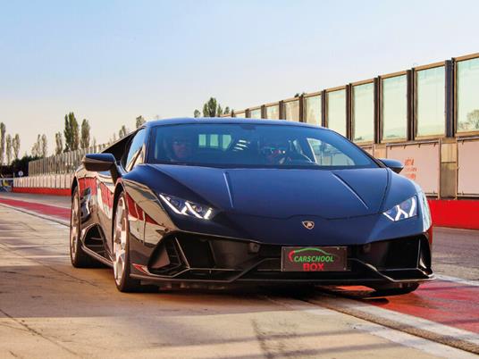 SMARTBOX - Ferrari 488 e Lamborghini Gallardo in pista: 2 incredibili giri nel Circuito di Arese - Cofanetto regalo - 3