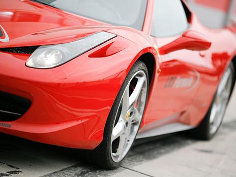 SMARTBOX - Passione adrenalina: 2 emozionanti giri su Ferrari F430 o F458 per 2 impavidi amici - Cofanetto regalo - 3