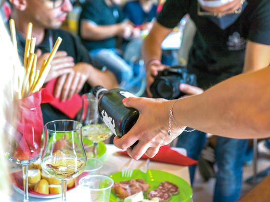 SMARTBOX - Nuove prospettive: 1 giornata di volo con drone professionale e 1 degustazione vini - Cofanetto regalo - 7