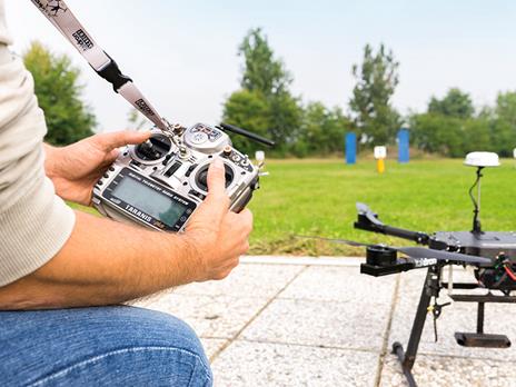 SMARTBOX - Langhe ad alta quota: 1 giornata di volo con drone professionale e 1 pranzo - Cofanetto regalo - 3