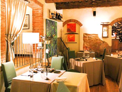 Ricercata cena con menù Degustazione e vini presso l'acclamato Ristorante Le Logge del Vignola - 3