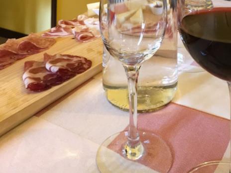 SMARTBOX - Calici e relax nellOltrepò Pavese: 1 notte in agriturismo con degustazione in cantina - Cofanetto regalo - 5