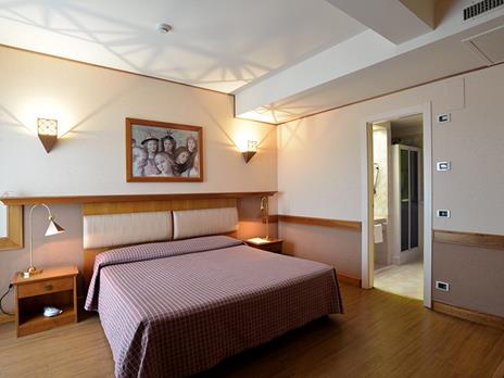 SMARTBOX - Fuga romantica a Perugia: 2 notti in hotel 4* con Prosecco e cioccolatini - Cofanetto regalo - 3