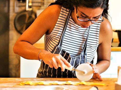SMARTBOX - Dalla cucina alla tavola: 1 lezione con massaia esperta a Bari e degustazione inclusa per 2 - Cofanetto regalo - 3