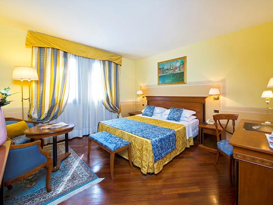 SMARTBOX - Pausa di lusso: 2 notti in hotel 4* con cena, accesso Spa e degustazione di Prosecco - Cofanetto regalo - 7