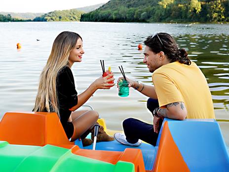 SMARTBOX - A bordo con gusto: romantico pranzo di 4 portate con vino sul battello per 2 persone - Cofanetto regalo - 5