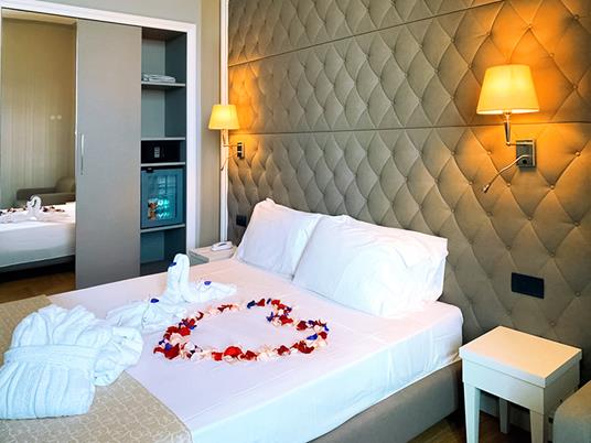 SMARTBOX - Magie sanremesi: 1 romantica notte in hotel 4* con vista sul Mar Ligure - Cofanetto regalo - 3