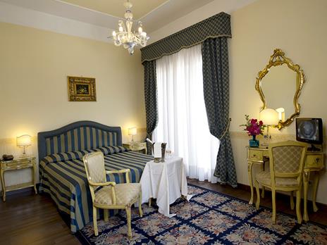 SMARTBOX - Lincanto di Venezia: 2 romantiche notti con colazione in tipici B&B e hotel 3* o 4* - Cofanetto regalo - 7