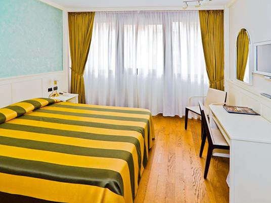SMARTBOX - Alla scoperta di Verona: 1 notte con colazione in B&B, hotel 3* e 4* - Cofanetto regalo - 7