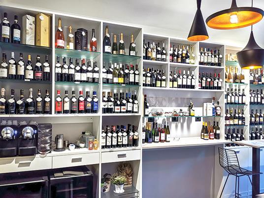 SMARTBOX - Bollicine a domicilio: 1 box contenete 2 bottiglie di Champagne e 2 flûte da degustazione - Cofanetto regalo - 13