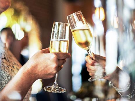 SMARTBOX - Lora del brindisi a domicilio: una selezione di 3 pregiate bottiglie di vino a scelta - Cofanetto regalo - 5