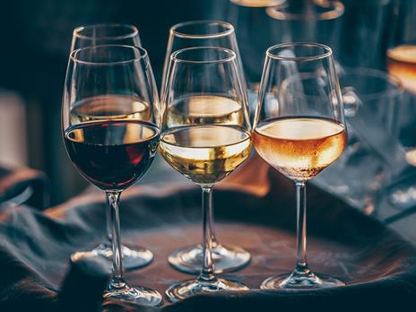 SMARTBOX - Lora del brindisi a domicilio: una selezione di 3 pregiate bottiglie di vino a scelta - Cofanetto regalo - 13