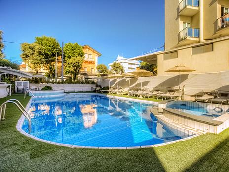 SMARTBOX - Relax e gusto a Rimini: 1 notte in hotel 4* con accesso Spa e cena a lume di candela - Cofanetto regalo - 7