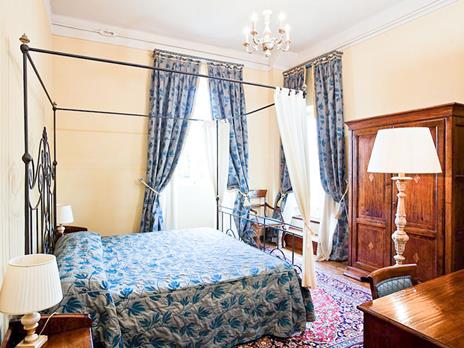 SMARTBOX - Come in una favola: 2 notti con cena a lume di candela al Castello di Montegiove - Cofanetto regalo - 3