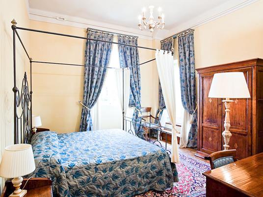 SMARTBOX - Come in una favola: 2 notti con cena a lume di candela al Castello di Montegiove - Cofanetto regalo - 3