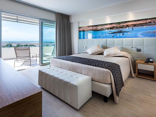 SMARTBOX - Felicità vista mare in Veneto: 2 notti con cena, accesso Spa e posto riservato in spiaggia - Cofanetto regalo - 3