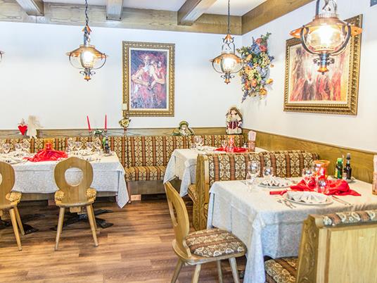 SMARTBOX - Felicità a 4*: 1 notte con cena e romantica pausa benessere - Cofanetto regalo - 7