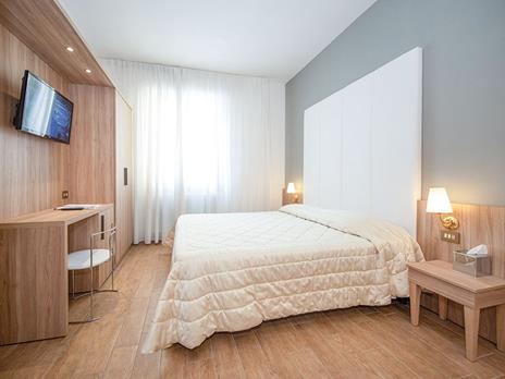 SMARTBOX - Io e te a Bologna: 2 notti in hotel 4* con aperitivo e ingresso alle Due Torri - Cofanetto regalo - 3