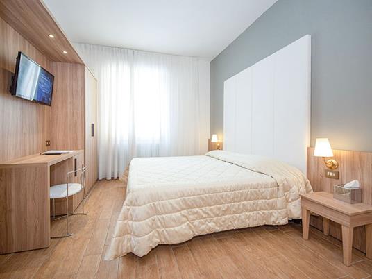 SMARTBOX - Io e te a Bologna: 2 notti in hotel 4* con aperitivo e ingresso alle Due Torri - Cofanetto regalo - 3