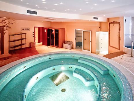 SMARTBOX - Per i testimoni di nozze perfetti: 2 notti con pausa benessere in hotel stellati d'Europa - Cofanetto regalo - 5