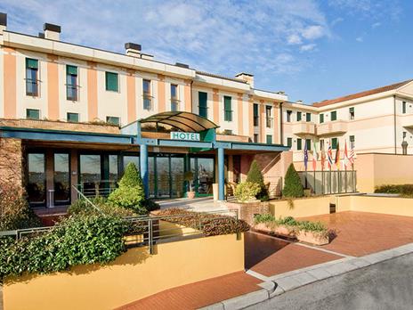 SMARTBOX - Per i testimoni di nozze perfetti: 2 notti con pausa benessere in hotel stellati d'Europa - Cofanetto regalo - 7