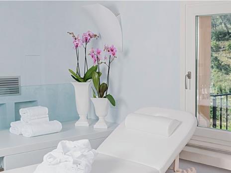 SMARTBOX - A tutto relax nelle Marche: 2 notti al 5* Villa Lattanzi con accesso di 1h alla Spa privata - Cofanetto regalo - 3