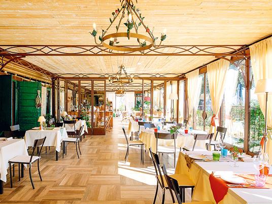 SMARTBOX - A tavola con gusto in famiglia: 1 cena deliziosa per grandi e piccoli - Cofanetto regalo - 4