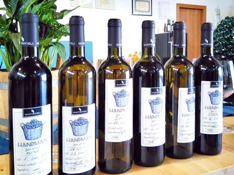 SMARTBOX - Alla scoperta di sapori inebrianti: tour della cantina con picnic e 2 calici di vino - Cofanetto regalo - 6