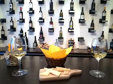 SMARTBOX - 1 degustazione guidata a Milano: bianchi, rossi e bollicine per 2 - Cofanetto regalo - 3