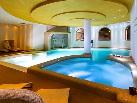 SMARTBOX - Natale stellato in Europa: 2 notti con pausa benessere in località da sogno e città d'arte - Cofanetto regalo - 472 rilassanti soggiorni in Europa - 7