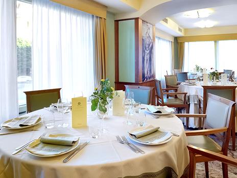 SMARTBOX - Buon Natale! 1 sfiziosa degustazione per 2 buongustai in strutture stellate - Cofanetto regalo - 3