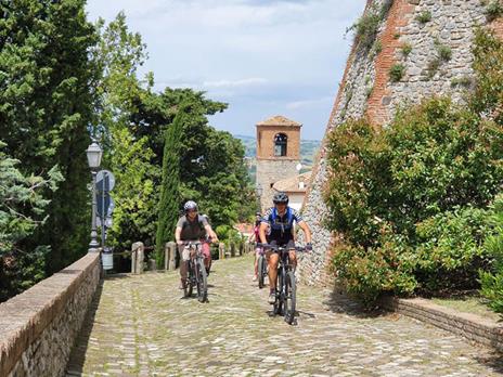 SMARTBOX - Tra gusto e avventura nelle Colline Riminesi: 1 cena di 3 portate e noleggio di e-bike - Cofanetto regalo - 4