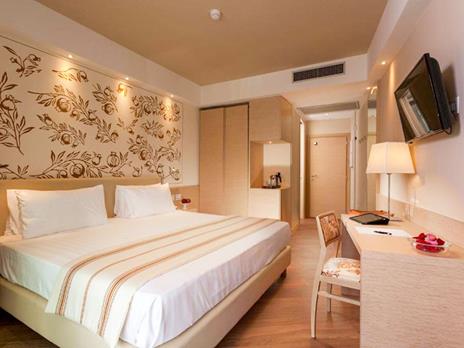 SMARTBOX - Parentesi lusso e relax: 1 notte con accesso Spa al 4* Hotel Imperiale Rimini - Cofanetto regalo - 6