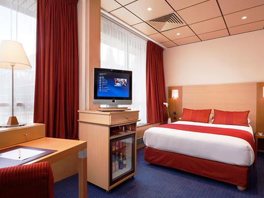 SMARTBOX - 1 notte a due passi da Parigi con accesso al parco Aquaboulevard per 2 adulti e 1 bambino - Cofanetto regalo - 6