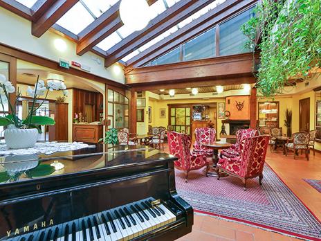 SMARTBOX - 1 notte in hotel 4* con visita guidata del centro storico di Bassano del Grappa - Cofanetto regalo - 4