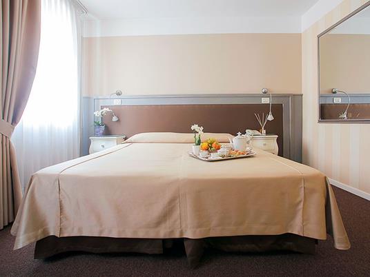 SMARTBOX - 1 notte in hotel 4* con visita guidata del centro storico di Bassano del Grappa - Cofanetto regalo - 6