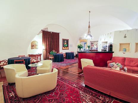 SMARTBOX - Favola in Dependace: 1 notte di relax con colazione e aperitivo nel Castello Rosso - Cofanetto regalo - 5