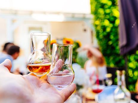 SMARTBOX - Aroma Wine Bar Enoteca: 1 bottiglia di grappa con 2 calici da degustazione a domicilio - Cofanetto regalo - 3