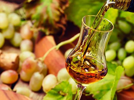 SMARTBOX - Aroma Wine Bar Enoteca: 1 bottiglia di grappa con 2 calici da degustazione a domicilio - Cofanetto regalo - 4