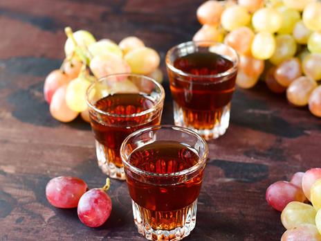 SMARTBOX - Aroma Wine Bar Enoteca: 1 bottiglia di grappa con 2 calici da degustazione a domicilio - Cofanetto regalo - 8