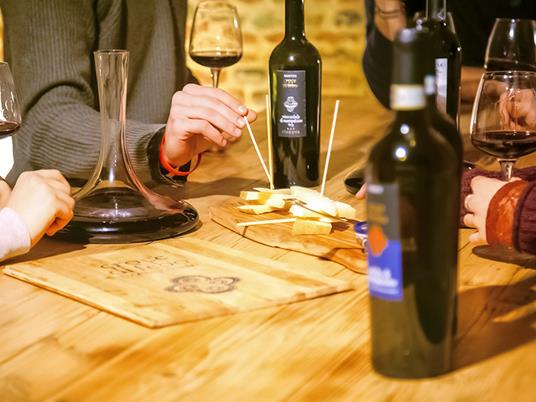 SMARTBOX - 1 notte in Junior Suite con degustazione di Vino Nobile di Montepulciano e formaggi - Cofanetto regalo - 6