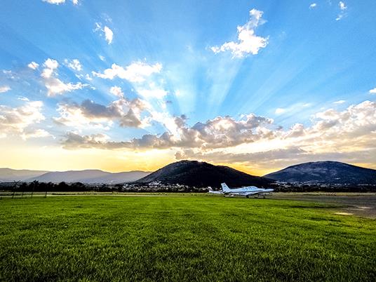 SMARTBOX - Tra le vette del Gran Sasso: esclusivo volo per 3 a bordo di un Piper PA28RT-201T - Cofanetto regalo - 7