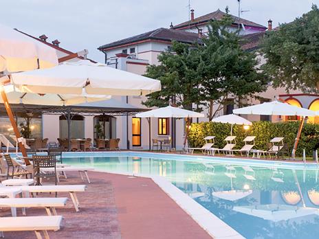 SMARTBOX - Mille e una notte da vivere - Cofanetto regalo - 1 notte con colazione oppure 1 notte con colazione e aperitivo o - 8