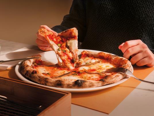 SMARTBOX - L'arte della pizza - Cofanetto regalo - 1 pizza da Eataly e 1 bevanda a scelta per 2 persone - 3